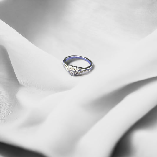 Anillo Solitario de Plata con Zirconia Corazón Doble Eslabones