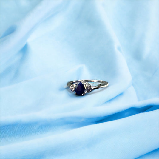 Anillo solitario de plata con zafiro ovalado